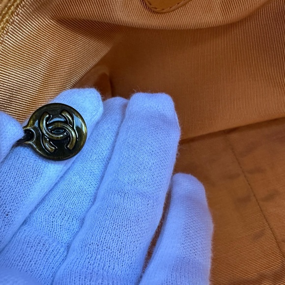 SOLD!!! COA Auth- Vintage Chanel Around 1998 Made “CC” Stitch Logo Charm Shoulde - Picture 5 of 14